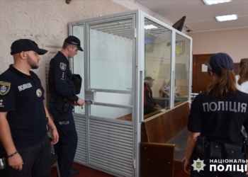 Суд арештував 3 зловмисників, які під Миколаєвом облили чоловіка фарбою обсипали пір’ям і підпалили (ФОТО)