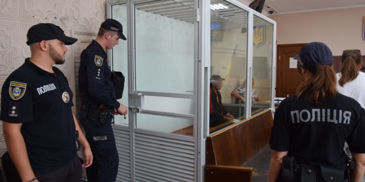 Суд арештував 3 зловмисників, які під Миколаєвом облили чоловіка фарбою обсипали пір’ям і підпалили (ФОТО)