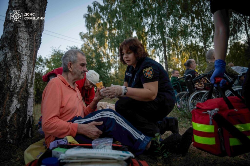 У Сумах завершили пошуково-рятувальну операцію в геріатричному пансіонаті, який росіяни атакували бомбою (ФОТО) 6