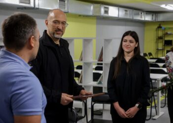 У Миколаєві Денис Шмигаль оглянув укриття навчального закладу та вручив стипендії Кабміну студентам (ФОТО)