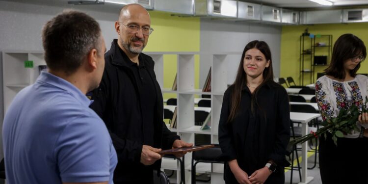 У Миколаєві Денис Шмигаль оглянув укриття навчального закладу та вручив стипендії Кабміну студентам (ФОТО)