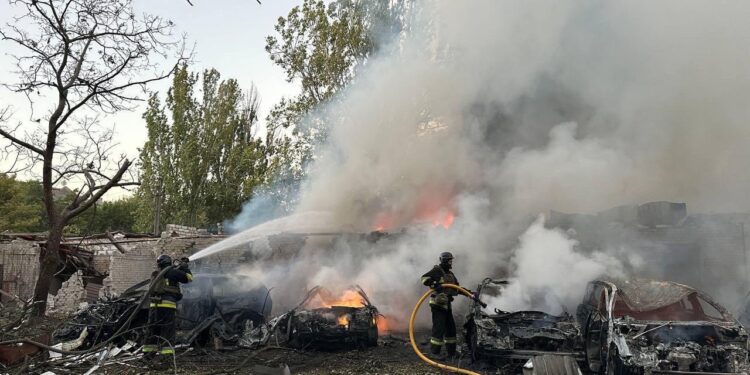 Наслідки російської атаки на Запоріжжя: вже відомо про 4 травмованих, з них один врятований (ФОТО)