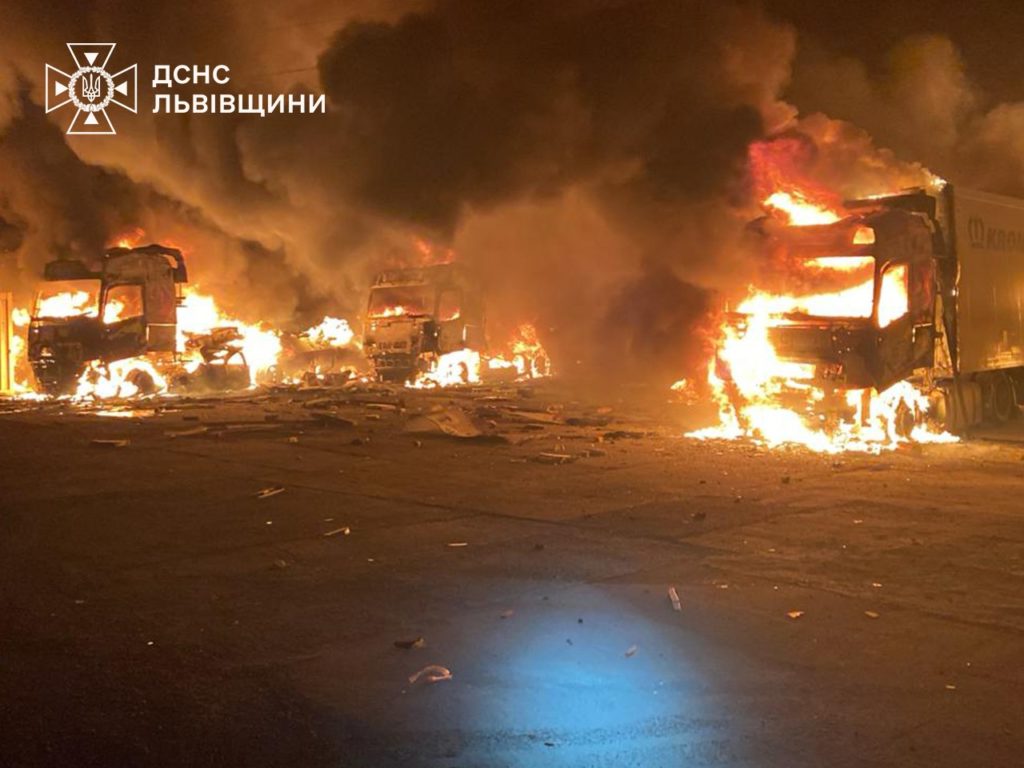 Ворог знову атакував Львівщину - палали склади і автівки (ФОТО, ВІДЕО) 6