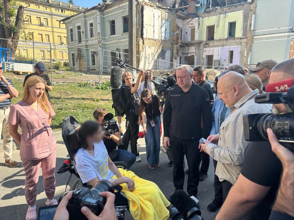 Карім Хан та Бренда Дж.Голліс разом із Генпрокурором Костіним побували на місці російського удару по «Охматдиту» (ФОТО) 6