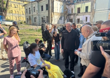 Карім Хан та Бренда Дж.Голліс разом із Генпрокурором Костіним побували на місці російського удару по «Охматдиту» (ФОТО)
