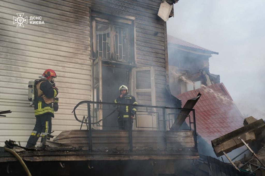 Рятувальники  ліквідовують наслідки ранкової атаки на  Київ (ФОТО) 6