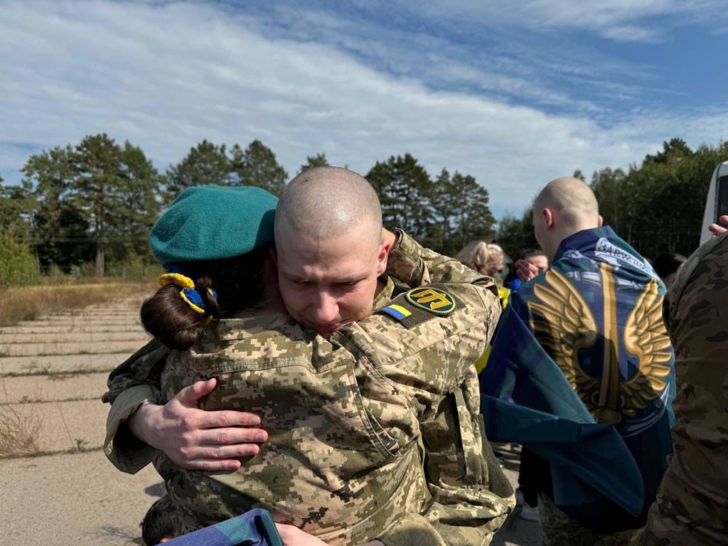 Україна виміняла ще 49 бранців - серед звільнених 23 жінки (ФОТО, ВІДЕО) 8