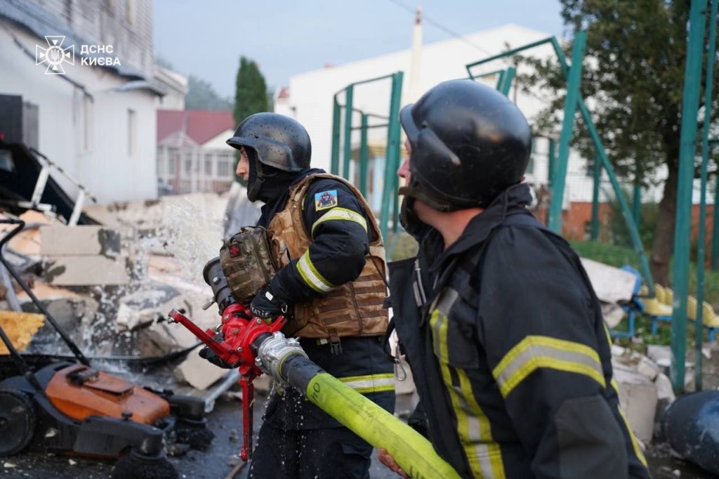 Рятувальники  ліквідовують наслідки ранкової атаки на  Київ (ФОТО) 8