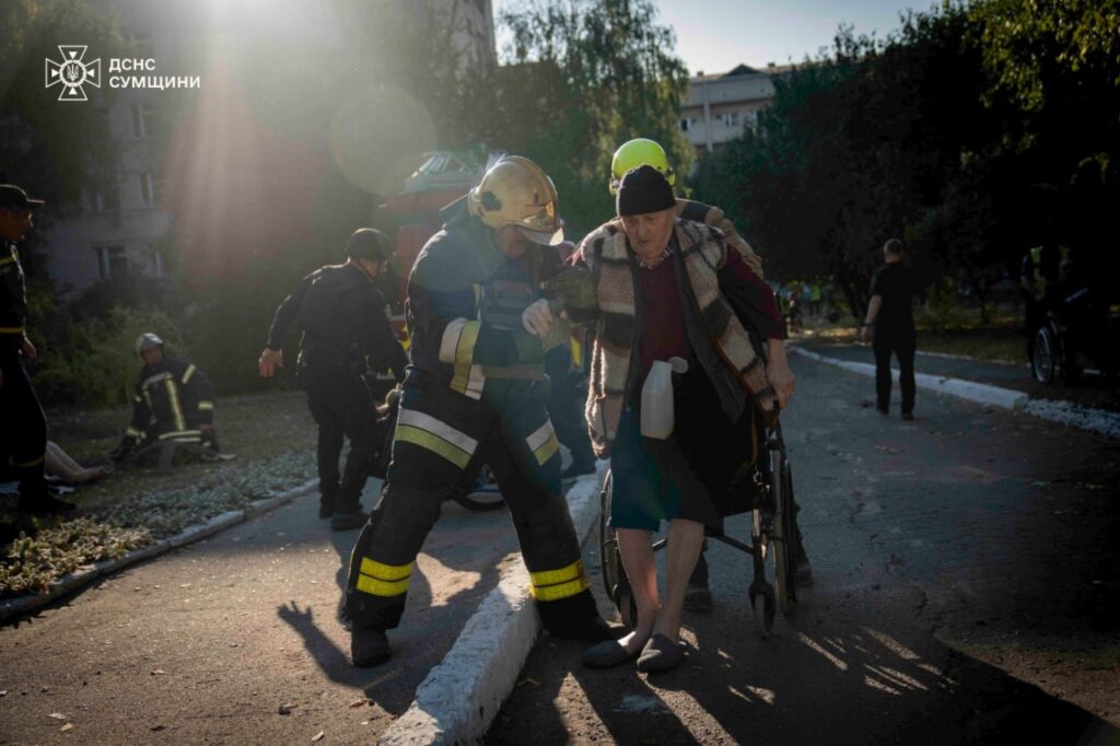 У Сумах завершили пошуково-рятувальну операцію в геріатричному пансіонаті, який росіяни атакували бомбою (ФОТО) 8