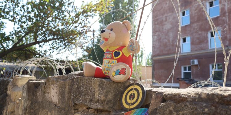 У Миколаєві демонтують зруйнований російською ракетою багатоквартирний будинок (ФОТО)