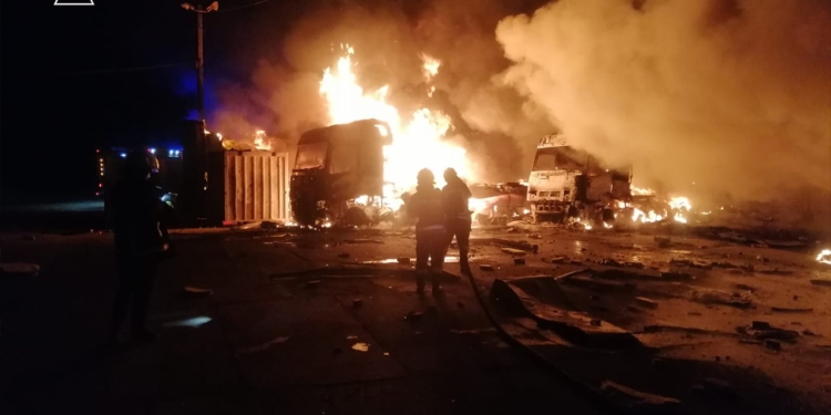 Ворог знову атакував Львівщину – палали склади і автівки (ФОТО, ВІДЕО)