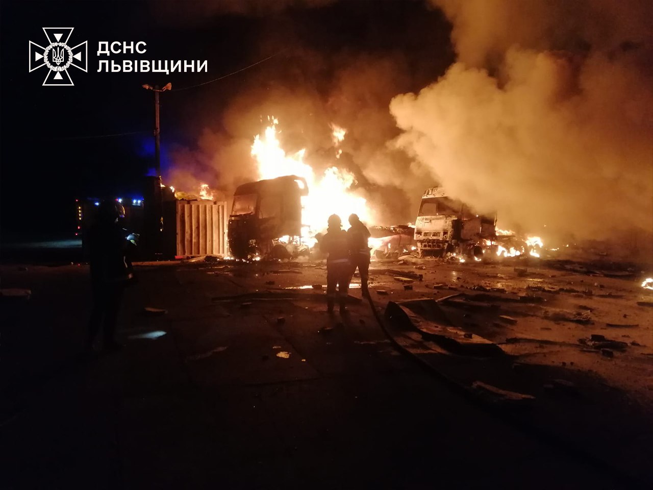 Ворог знову атакував Львівщину – палали склади і автівки (ФОТО, ВІДЕО)