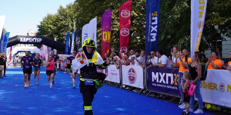 Рекорд України: рятувальник Андрій Гречаний пробіг 21 км у повному екіпіруванні вагою 22,5 кг (ФОТО)