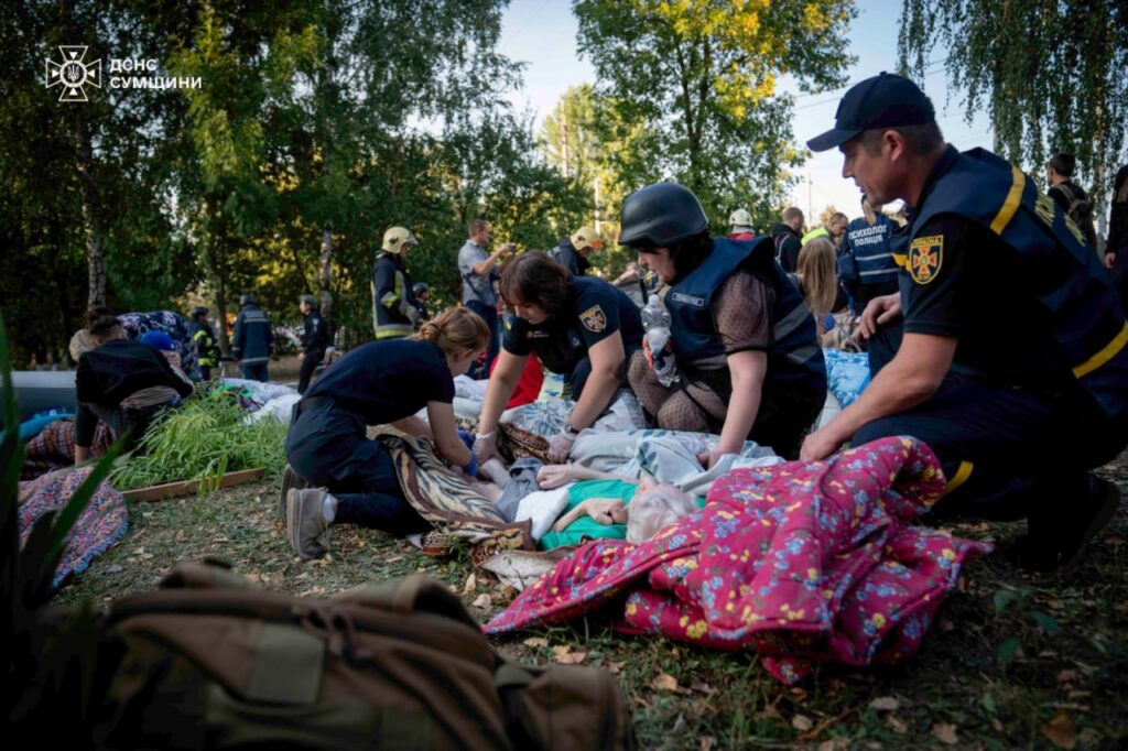 У Сумах завершили пошуково-рятувальну операцію в геріатричному пансіонаті, який росіяни атакували бомбою (ФОТО) 10