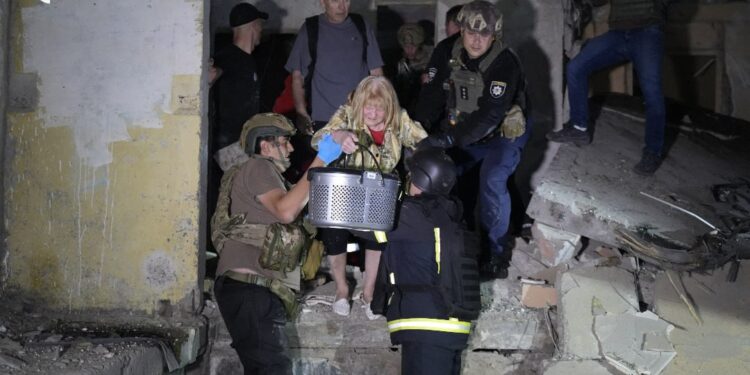 Окупанти знову скинули КАБ на багатоповерхівку в Харкові (ФОТО, ВІДЕО)