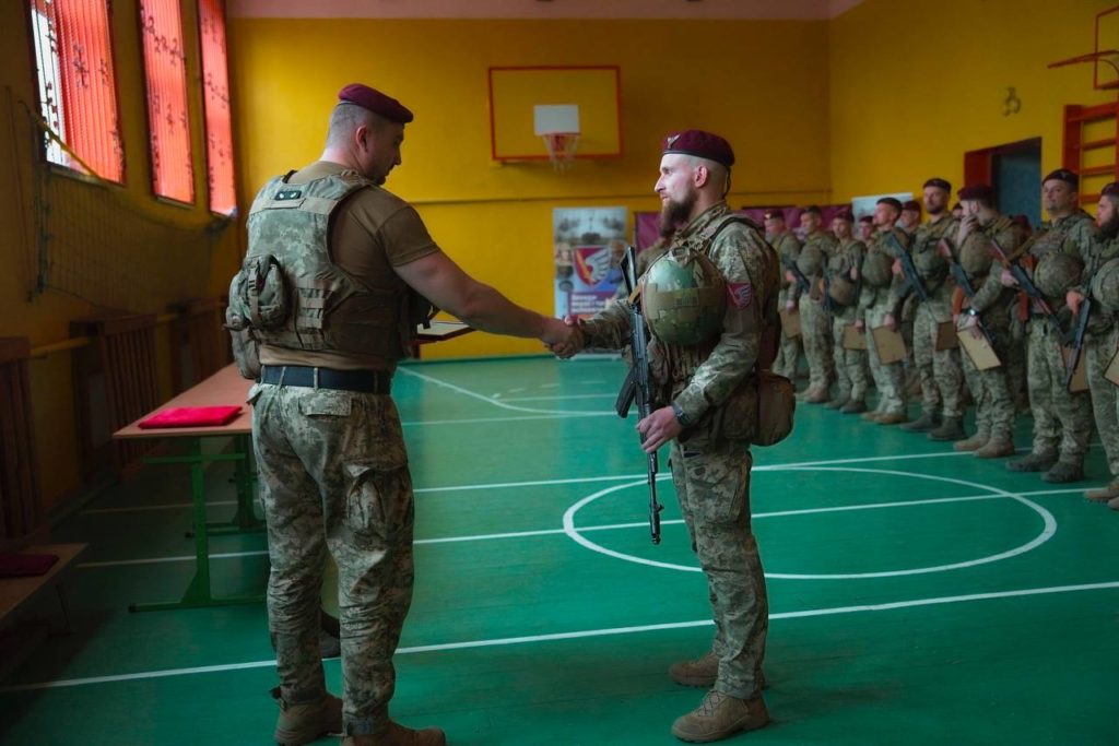 Миколаївським десантникам вручили вогнепальну зброю та відзнаки Міноборони і Головнокомандувача ЗСУ (ФОТО) 10