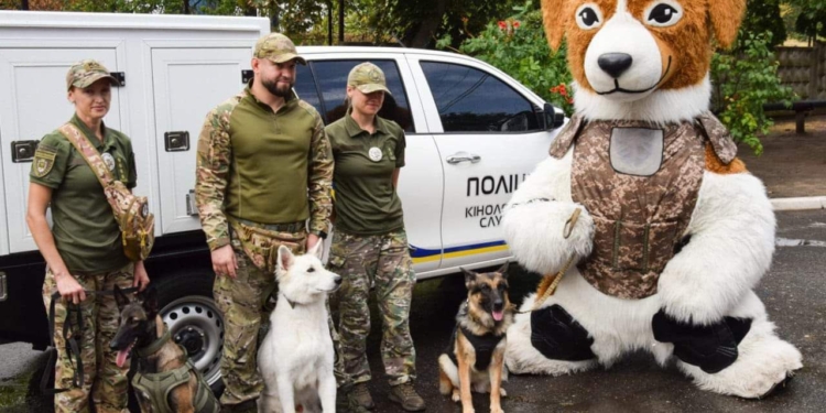 Поліцейські Миколаєва зі своїми чотирилапими помічниками розважили пацієнтів міської дитячої лікарні (ФОТО)