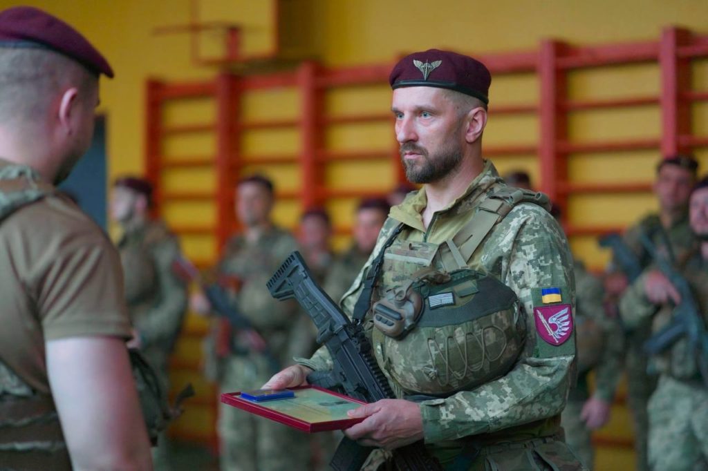 Миколаївським десантникам вручили вогнепальну зброю та відзнаки Міноборони і Головнокомандувача ЗСУ (ФОТО) 12