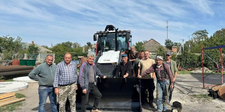 Громадам Миколаївщини та спортсменам міжнародні партнери передали екскаватори й мікроавтобуси (ФОТО)