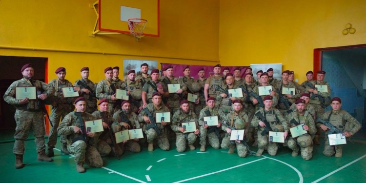 Миколаївським десантникам вручили вогнепальну зброю та відзнаки Міноборони і Головнокомандувача ЗСУ (ФОТО)