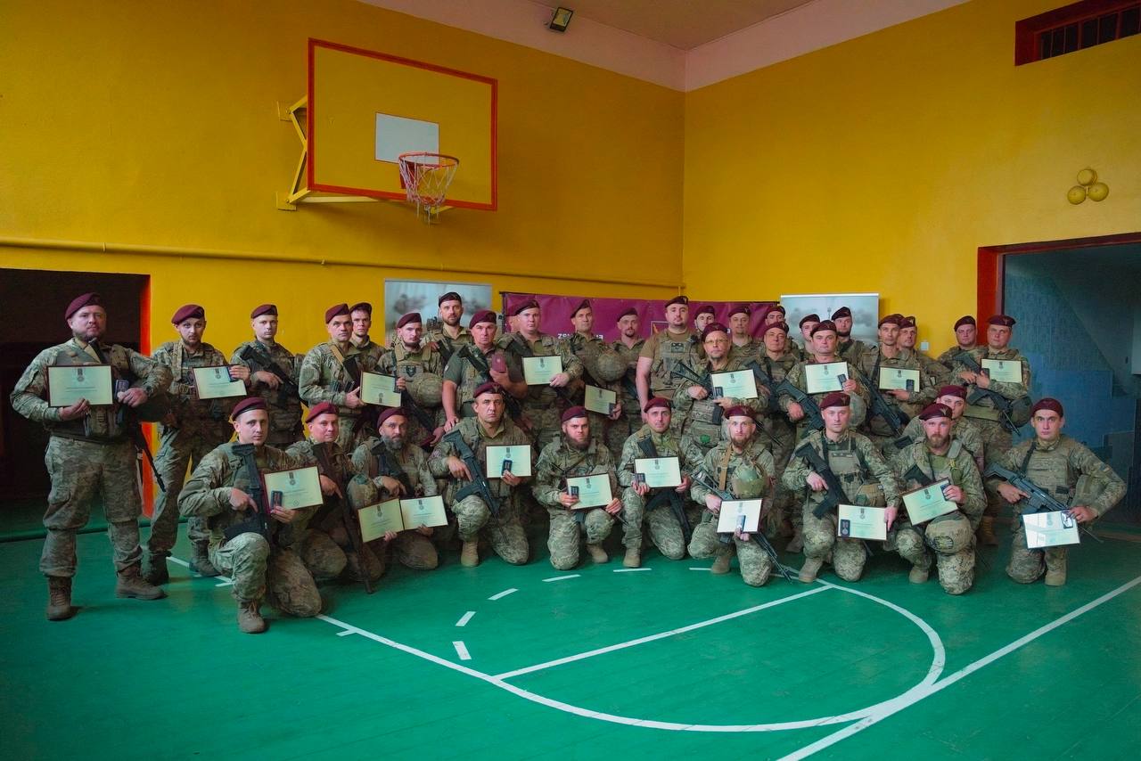 Миколаївським десантникам вручили вогнепальну зброю та відзнаки Міноборони і Головнокомандувача ЗСУ (ФОТО)