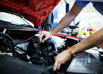 Сусід миє свою машину у дворі чи під вікнами? Викликайте поліцію – він заплатить штраф