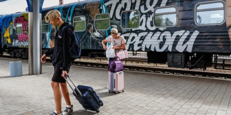 Молоді люди передмобілізаційного віку виїжджають з України. Чи втратимо ми це покоління (ФОТО)