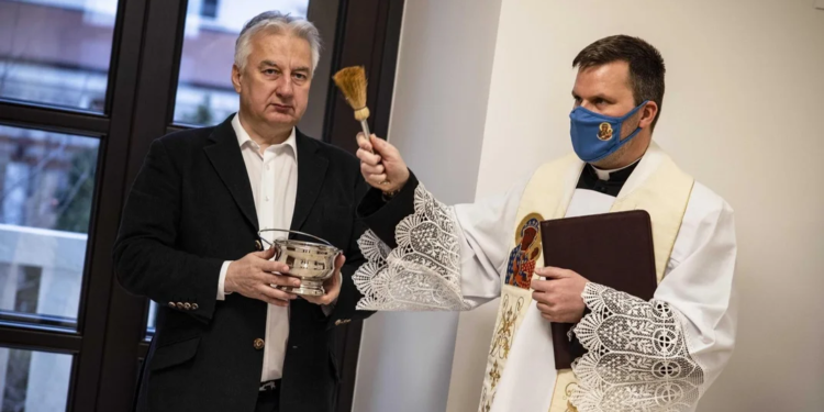 В Угорщині священника, який освячував кабінет Орбана, відсторонили за можливу участь в ЛГБТ-вечірках