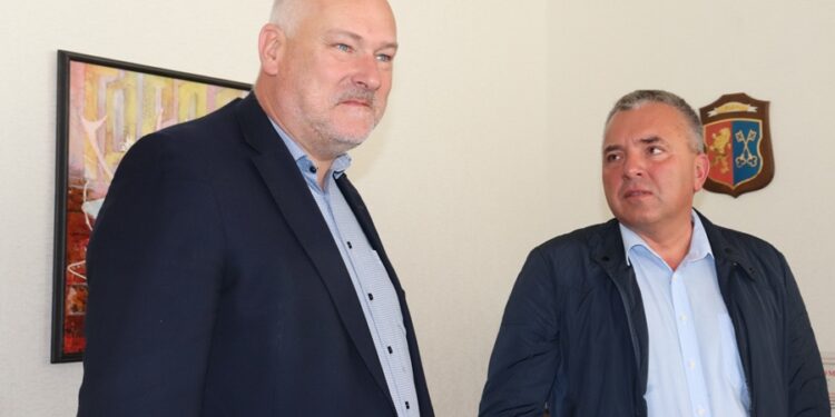 У депутата Саксонського парламенту від “Альтернативи для Німеччини” є ферма в Білорусі – там працюють політв’язні (ФОТО)