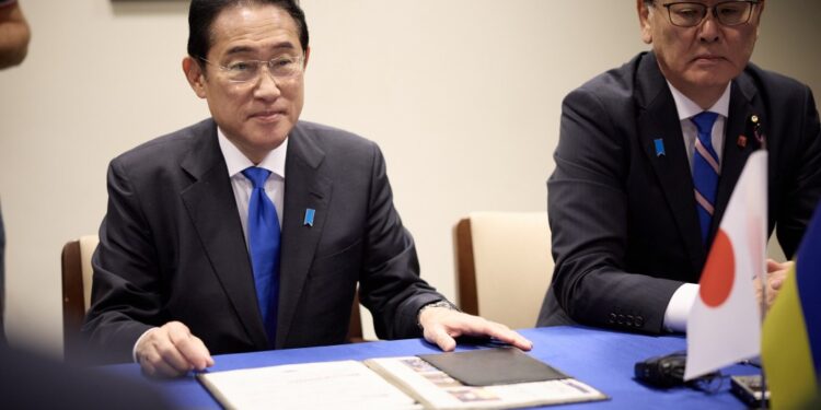 Зеленський зустрівся з прем’єром  Японії Фуміо Кішідою і відзначив його орденом Ярослава Мудрого (ФОТО, ВІДЕО)