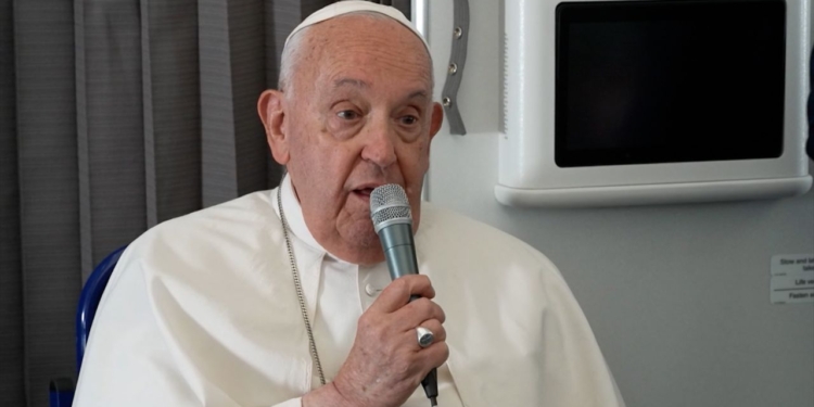 Папі Римському не подобається ні Трамп, ні Гарріс, але “з двох зол треба обрати менше”