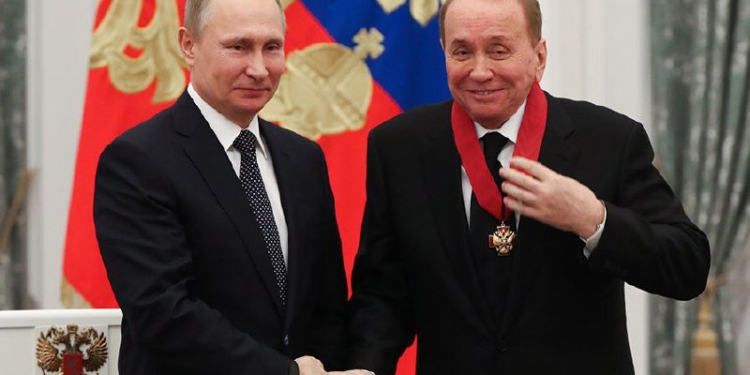 Помер Олександр Масляков – “анукадєвушка” і вічний ведучий КВК