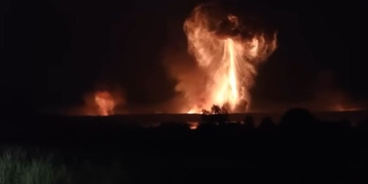 Чим Україна могла влучити у величезний арсенал у Тверській області – там вибухає досі (ВІДЕО)