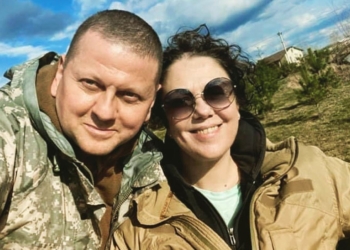 “Загиблі приходять до мене, вони говорять зі мною”. Про Залужного написали книжку, що в ній