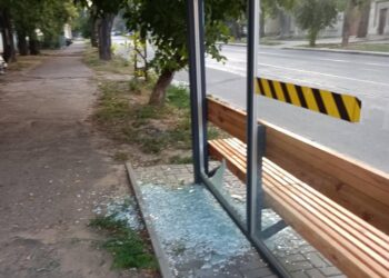 Знов випадок вандалізму у Миколаєві – на зупиночному комплексі розбили скло (ФОТО)