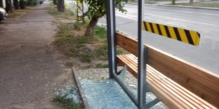 Знов випадок вандалізму у Миколаєві – на зупиночному комплексі розбили скло (ФОТО)