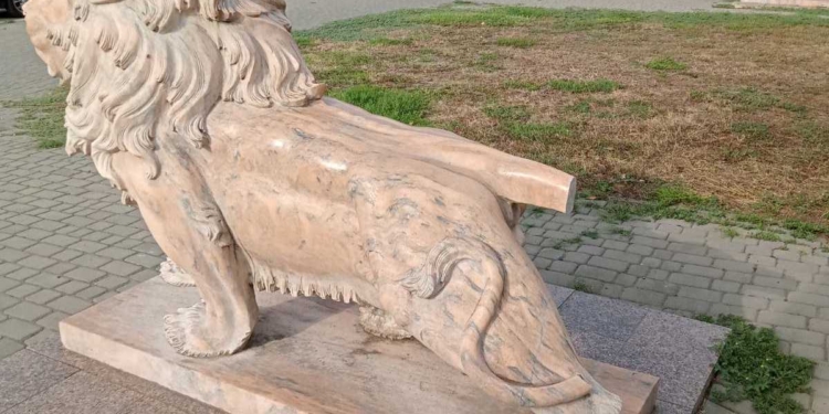 Чергові випадки вандалізму у Миколаєві – у сквері Ради Європи мармуровому леву відкусили хвіст (ФОТО)