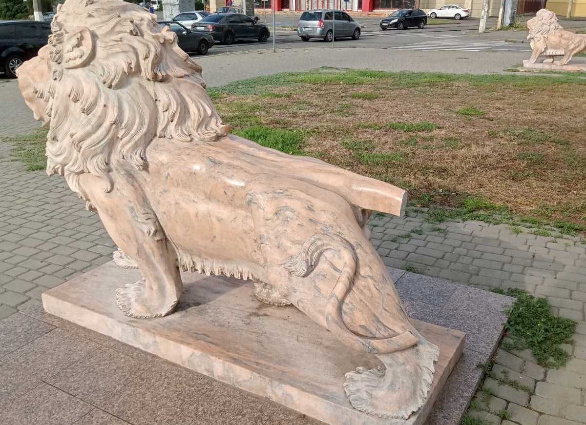 Чергові випадки вандалізму у Миколаєві – у сквері Ради Європи мармуровому леву відкусили хвіст (ФОТО)