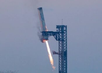 Кажуть, це успіх – SpaceX вперше вдалося зловити перший ступень ракети-носія