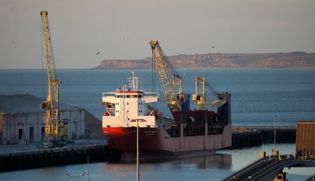 Плаваюча бомба. Балкер з 20 тоннами російської аміачної селітри мандрує Ла-Маншем – порти його не пускають