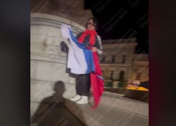 В Одесі жінка під “ахмат-сіла” намагалася вчепити російський триколор на постамент пам’ятника Катерині ІІ (ВІДЕО)