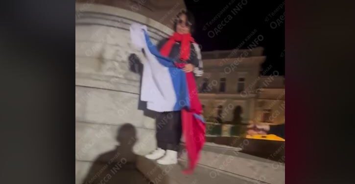 В Одесі жінка під “ахмат-сіла” намагалася вчепити російський триколор на постамент пам’ятника Катерині ІІ (ВІДЕО)