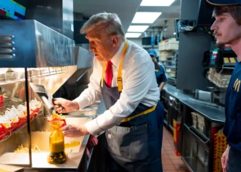 “Шукаю роботу”. Трамп попрацював у McDonald’s і подражнив Гарріс, але виявилось – марно (ВІДЕО)