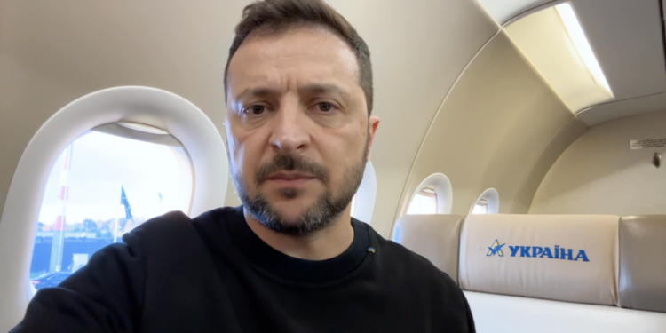 Зеленський з борту літака звернувся до українців (ВІДЕО)