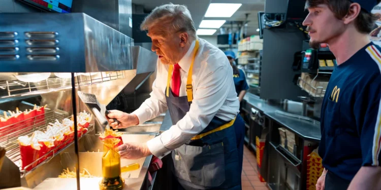 “Шукаю роботу”. Трамп попрацював у McDonald’s і подражнив Гарріс, але виявилось – марно (ВІДЕО)