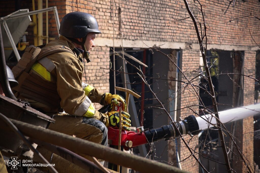 З 6 пожеж на Миколаївщині за добу одна була внаслідок російського обстрілу (ФОТО) 2