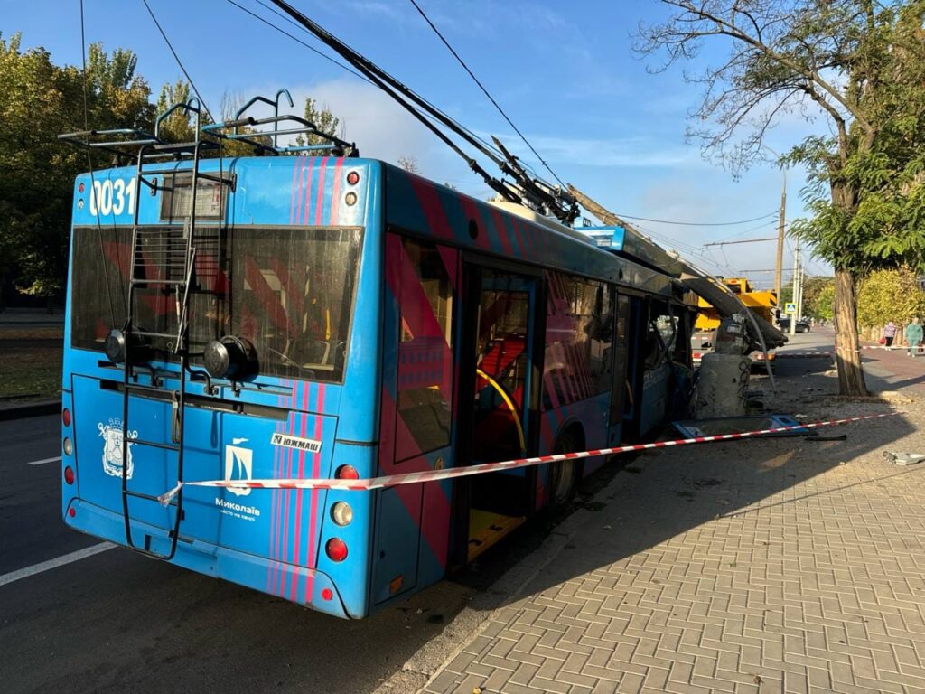 Ранкове ДТП у Миколаєві з тролейбусом: з 6 постраждалих троє - діти (ФОТО, оновлено) 2