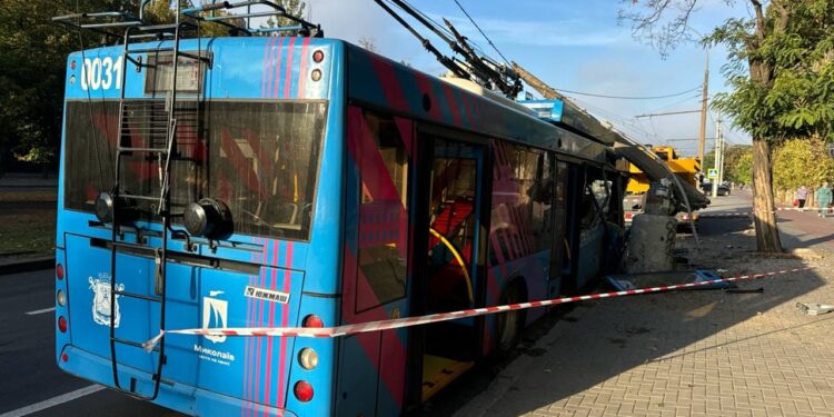 Ранкове ДТП у Миколаєві з тролейбусом: з 6 постраждалих троє – діти (ФОТО, оновлено)