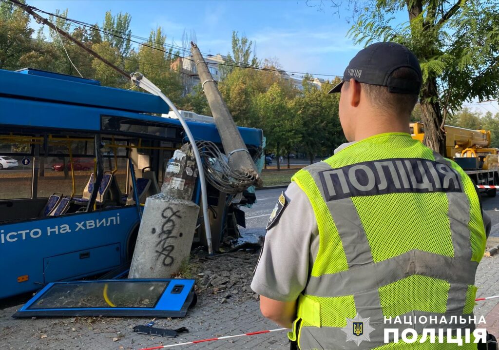 Ранкове ДТП у Миколаєві з тролейбусом: з 6 постраждалих троє - діти (ФОТО, оновлено) 6