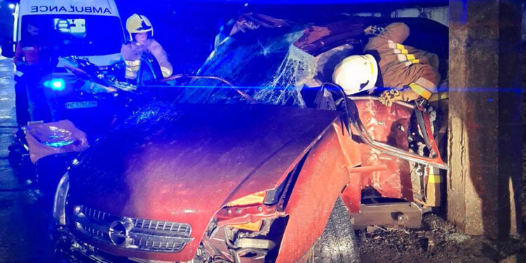 У Миколаєві вночі автівка врізалась в стовп – постраждалого водія діставали рятувальники